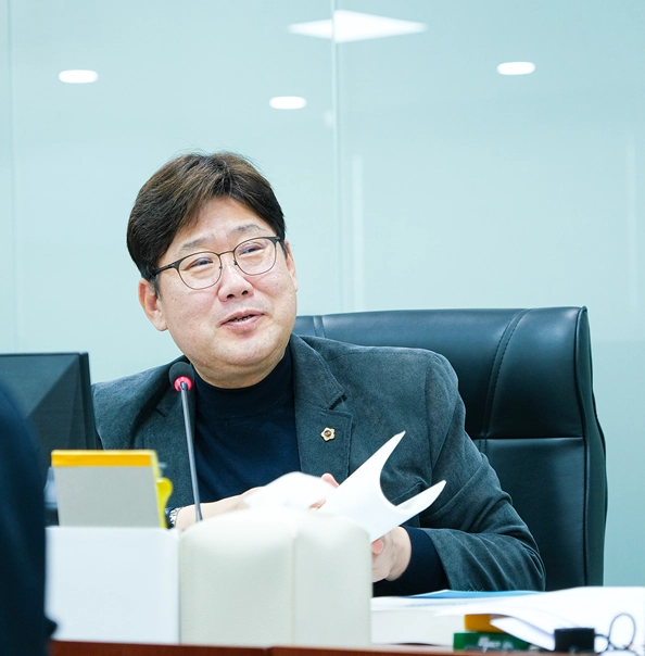 김태형 의원이 10일 열린 2025년도 행정사무감사에서 미래성장산업국을 대상으로 질의하고 있다.(사진=경기도의회)