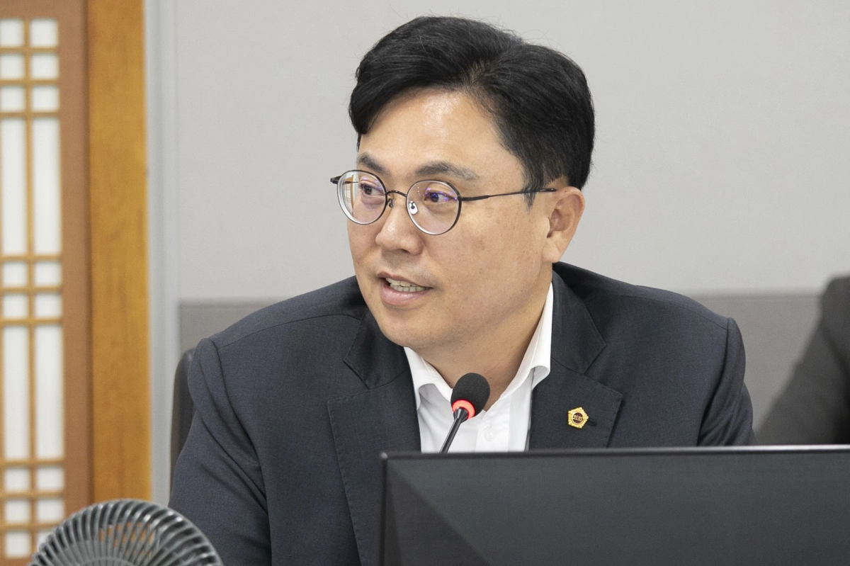 이용욱 의원이 10일 경기도 사회혁신경제국 및 경기도사회적경제원을 대상으로 한 행정사무감사에서 피감기관을 상대로 질의하고 있다.(사진=경기도의회)