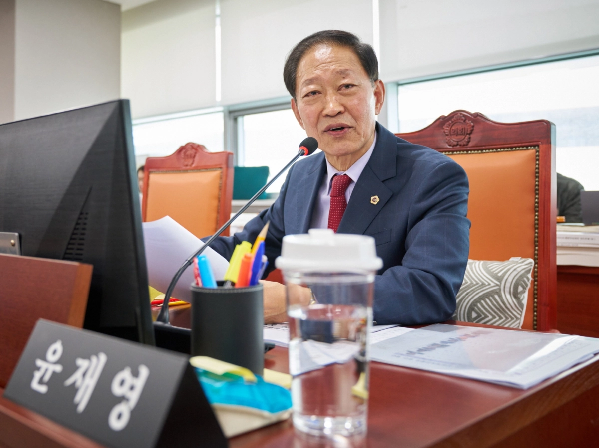윤재영 의원이 11월 10일 열린 문화체육관광국 행정사무감사에서 피감기관을 상대로 질의하고 있다.(사진=경기도의회)