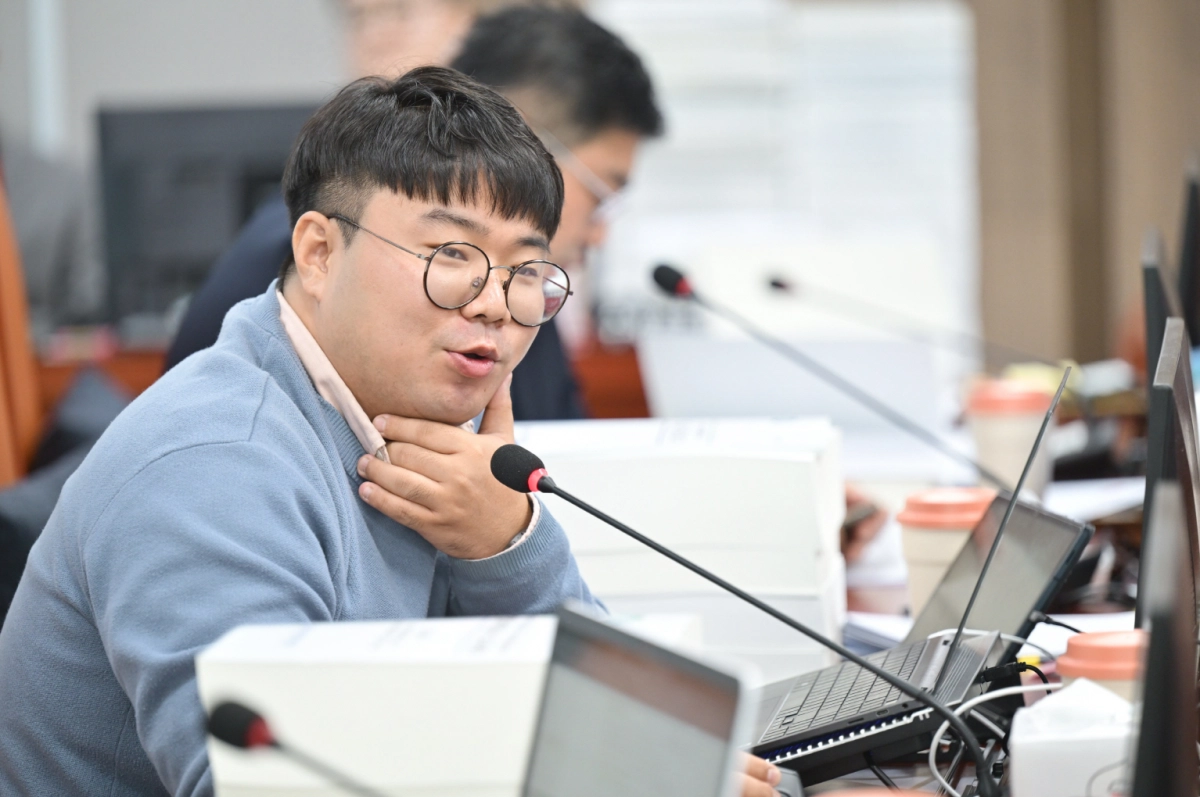 유호준 의원이 11월 10일 열린 2025 행정사무감사에서 피감기관을 상대로 질의하고 있다.(사진=경기도의회)