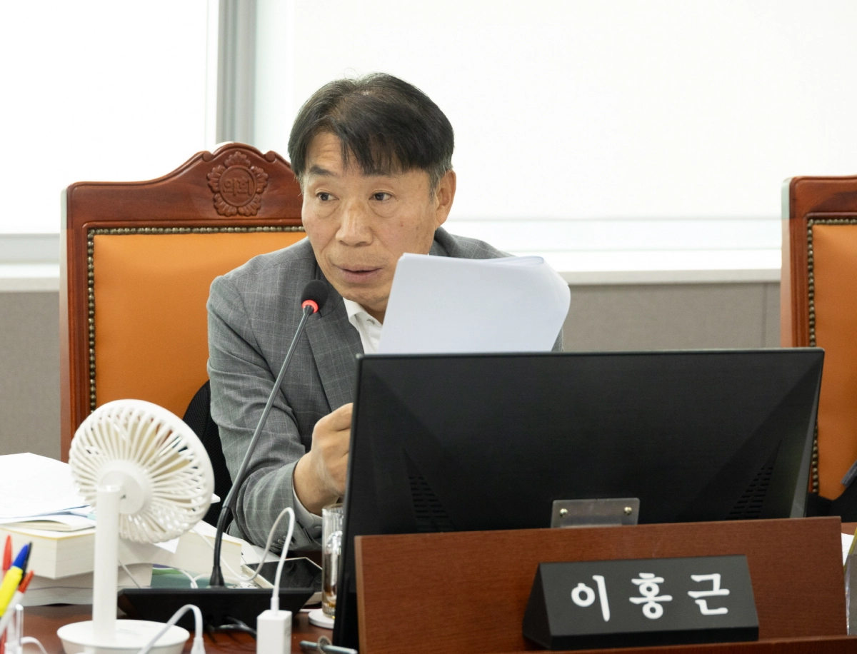 이홍근 의원이 11월 10일 열린 제387회 정례회 행정사무감사에서 피감기관을 상대로 질의하고 있다.(사진=경기도의회)