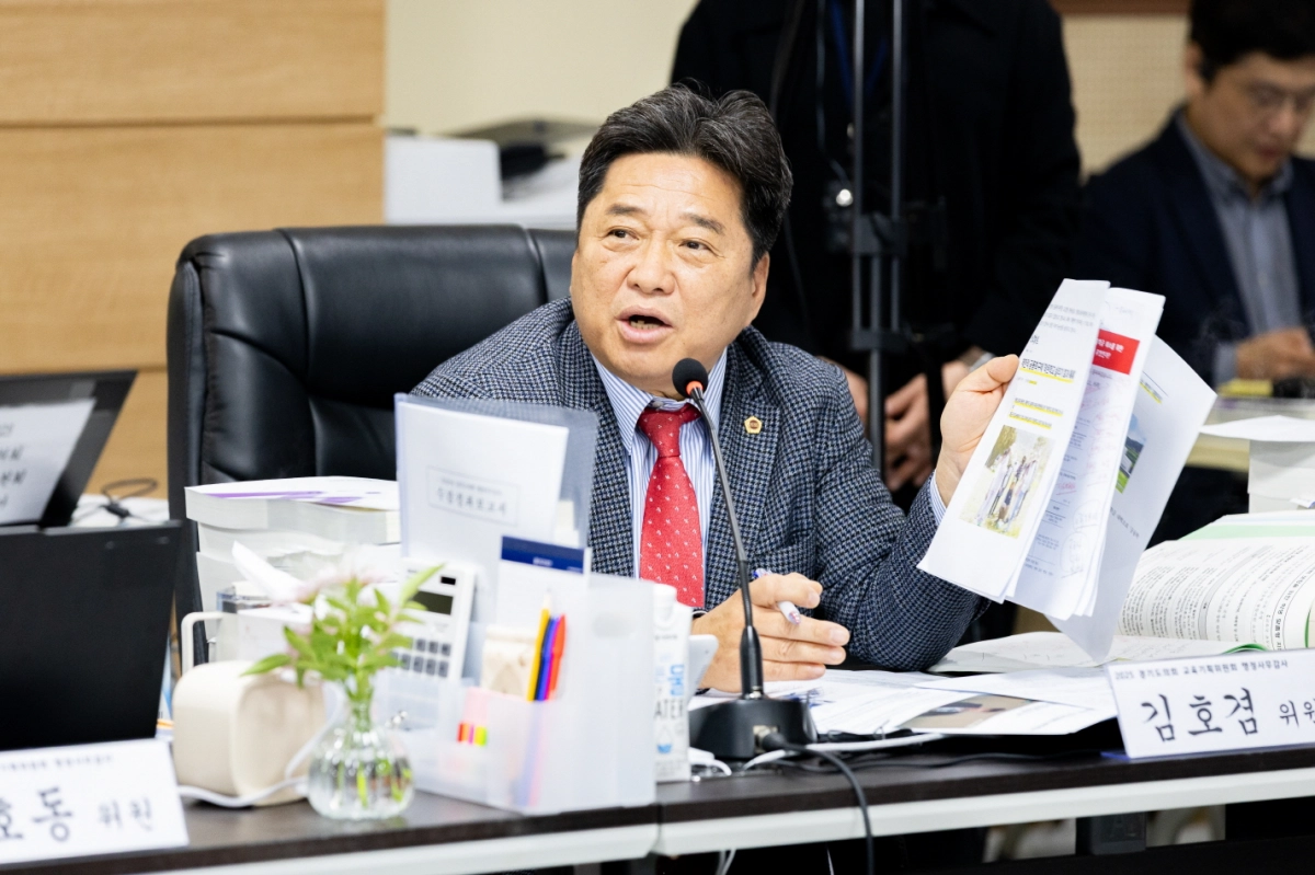 김호겸 의원이 11월 10일 경기도의회 교육기획위원회의 2025년도 행정사무감사에서 피감기관을 상대로 질의하고 있다.(사진=경기도의회)