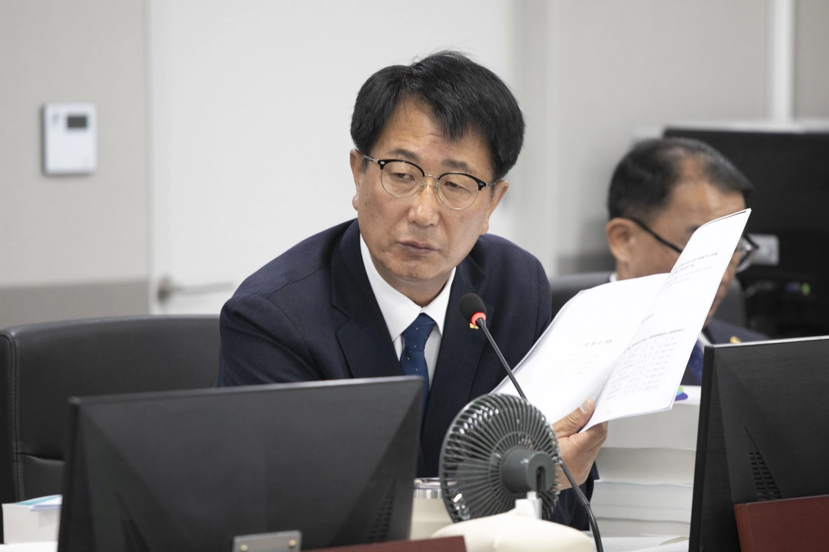 김재균 의원이 11일 실시한 2025 행정사무감사에서 경기도 사회혁신경제국과 경기도사회적경제원을 대상으로 질의하고 있다.(사진=경기도의회)