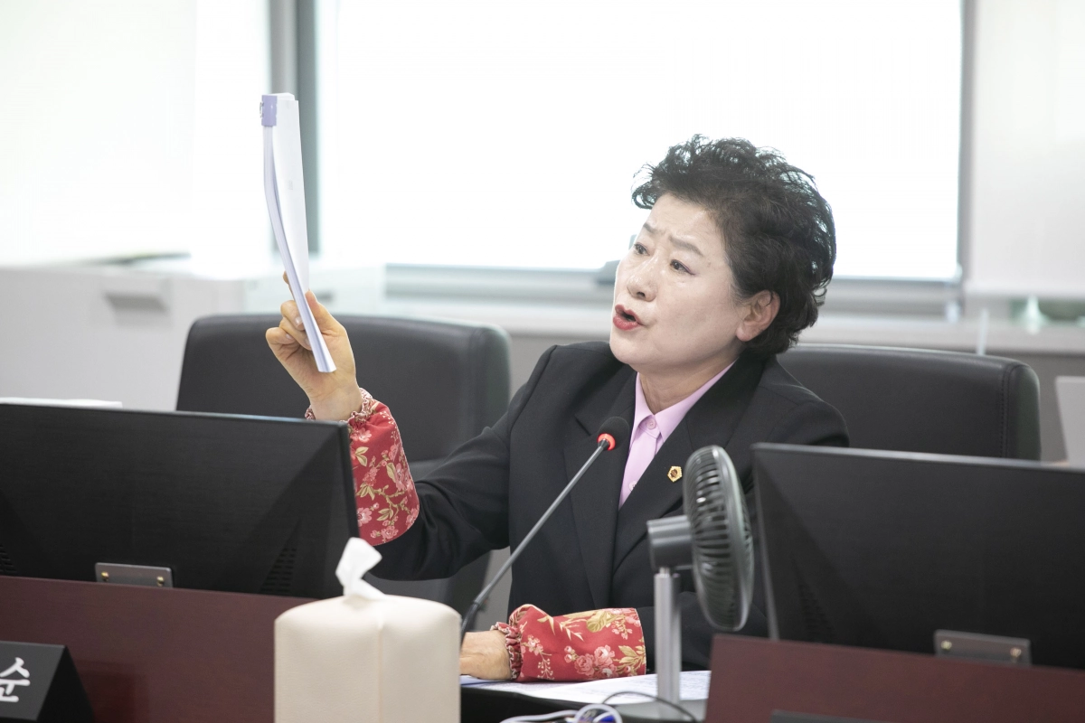 남경순 의원이 11월 10일 사회혁신경제국을 대상으로 열린 제378회 행정사무감사에서 피감기관을 상대로 질의하고 있다.(사진=경기도의회)