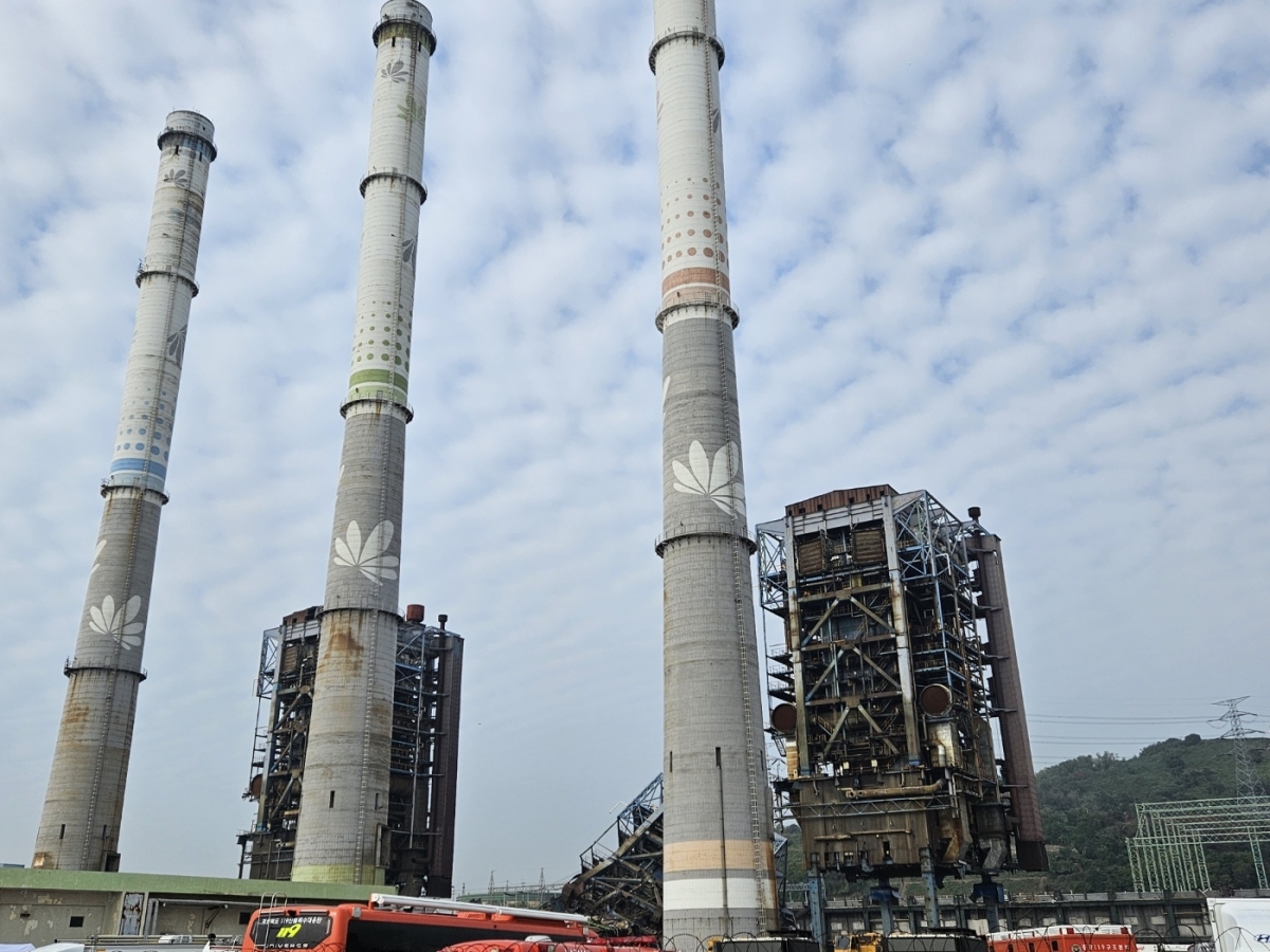 지난 6일 무너지 울산화력발전소 보일러 타워 5호기 양쪽에 4호기와 6호기가 있다. 중앙사고수습본부는 11일 낮 12시 4·6호기를 발파 해체할 예정이다. 울산 박정훈 기자