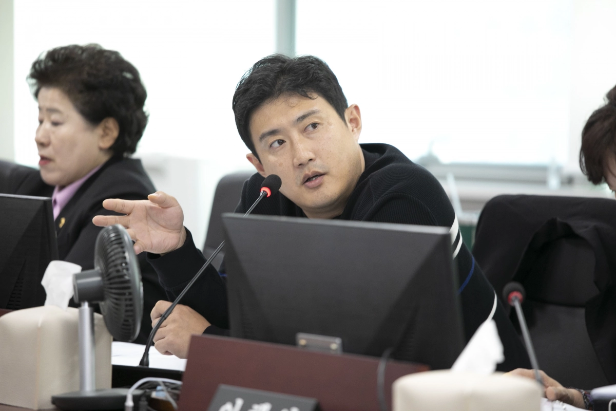 이상원 의원이 10일 열린 행정사무감사에서 경기도사회적경제원을 대상으로 질문하고 있다.(사진=경기도의회)