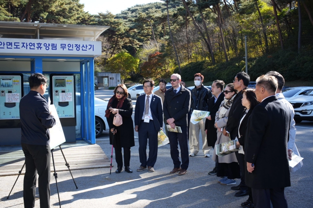 AIPH 대표단이 안면도휴양림·수목원을 점검하고 있다. 조직위 제공