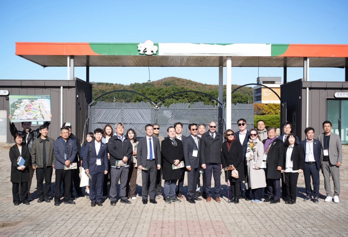 AIPH 대표단이  주행사장인 꽃지해안공원을 찾아 기념 촬영을 하고 있다. 조직위 제공