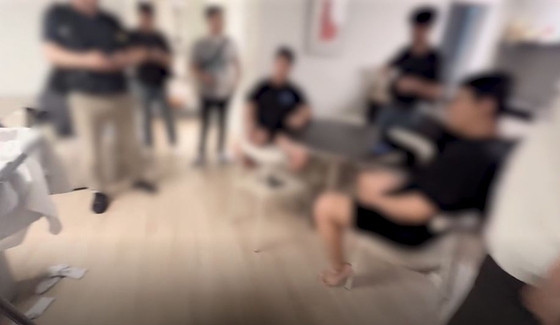 지난 7월 경기남부 소재 채권추심 조직 사무실에서 체포영장을 집행하는 모습(경기남부경찰청 제공)