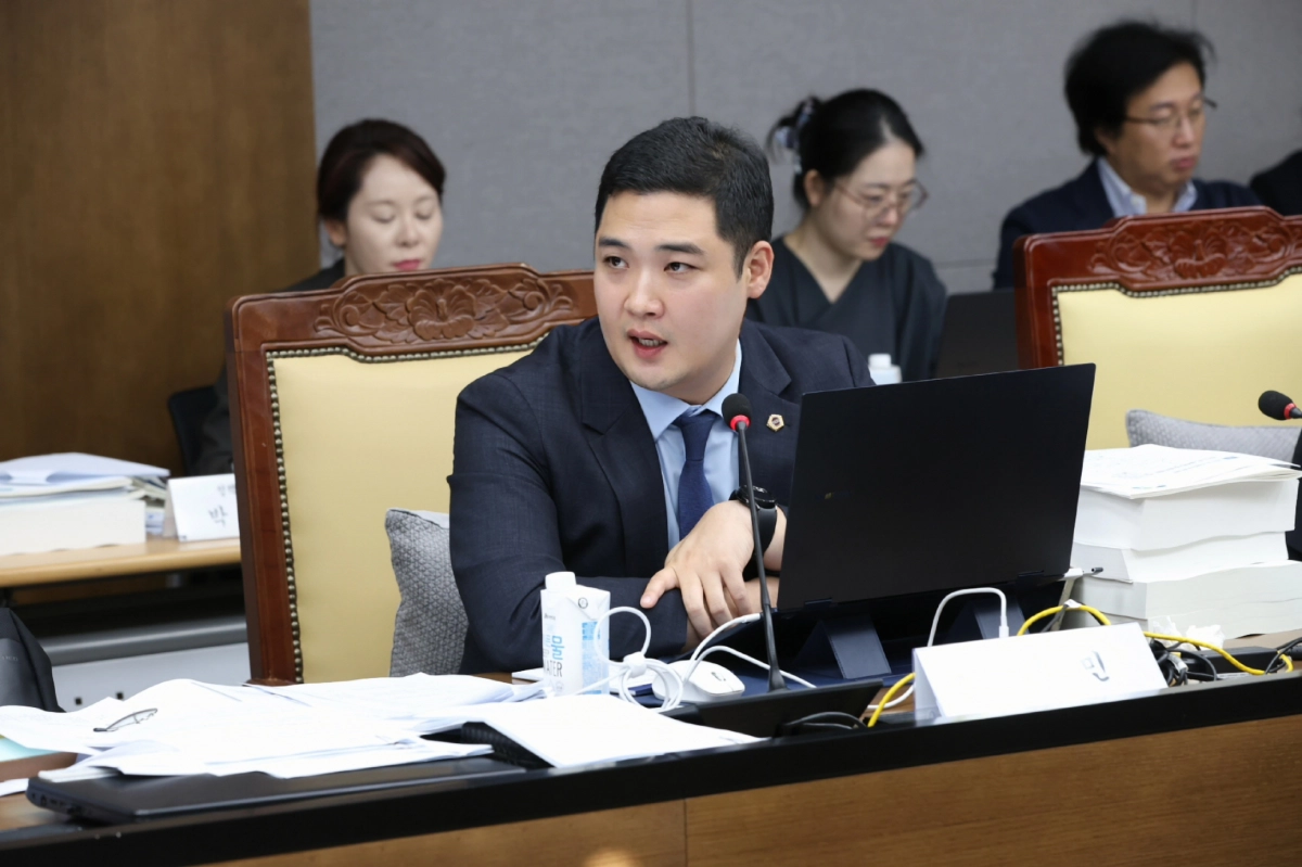 최민 의원이 7일 노동국 행정사무감사에서 피감기관을 상대로 질의하고 있다.(사진=경기도의회)