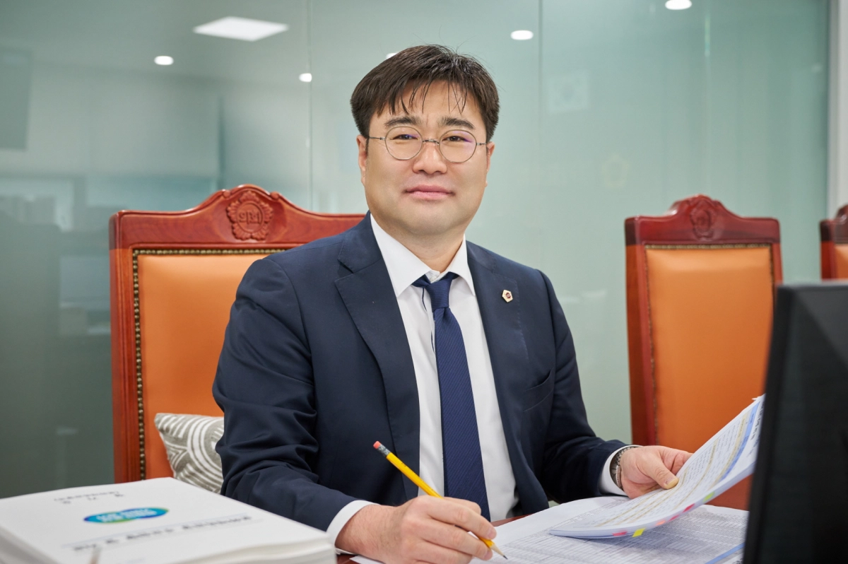 이진형 의원이 10일 열린 2025년도 문화체육관광국 행정사무감사에서 피감기관을 상대로 질의하고 있다.(사진=경기도의회)