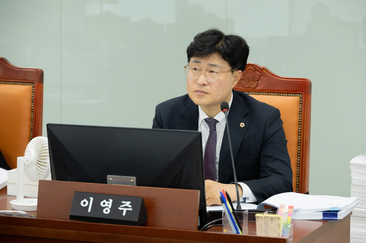 이영주 의원이 11월 10일 제387회 정례회 건설교통위원회 철도항만물류국 행정사무감사에서 피감기관을 상대로 질의하고 있다.(사진=경기도의회)