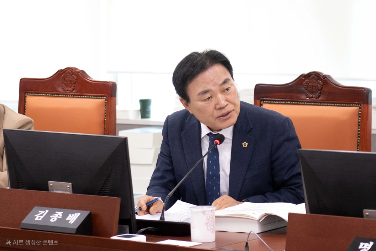 김종배 의원이 11월 7일 열린 2025년 도시주택실 행정사무감사에서 피감기관을 상대로 질의하고 있다.(사진=경기도의회)