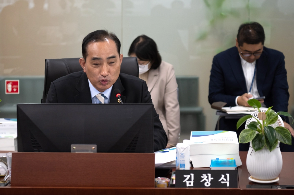 김창식 의원이 10일 열린 제387회 정례회 농정해양위원회 행정사무감사에서 피감기관을 상대로 질의하고 있다.(사진=경기도의회)