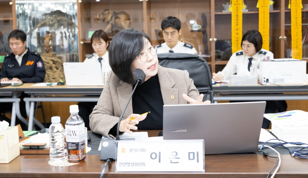 이은미 의원이 남양주소방서 현지 행정사무감사에서 피감기관을 상대로 질의하고 있다.(사진=경기도의회)