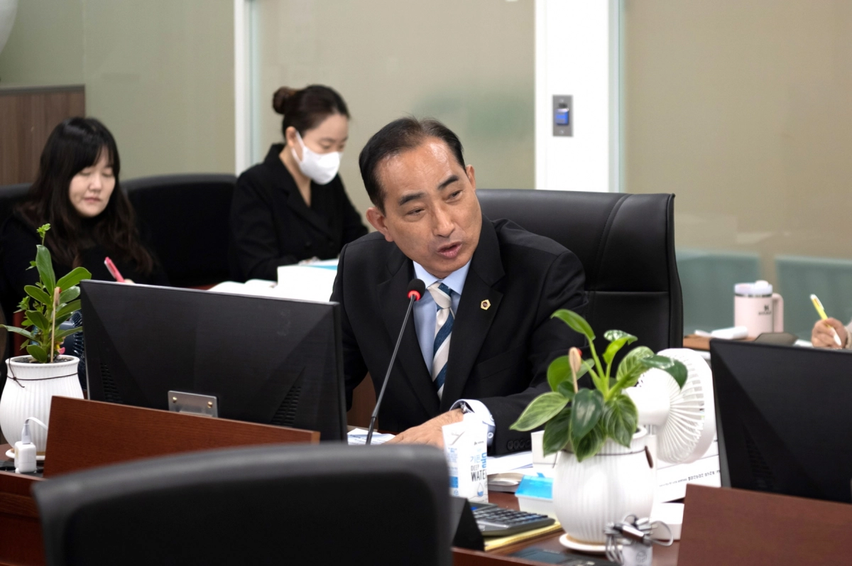 김창식 의원이 10일 열린 제387회 정례회 농정해양위원회 1일차 행정사무감사에서 피감기관을 상대로 질의하고 있다.(사진=경기도의회)
