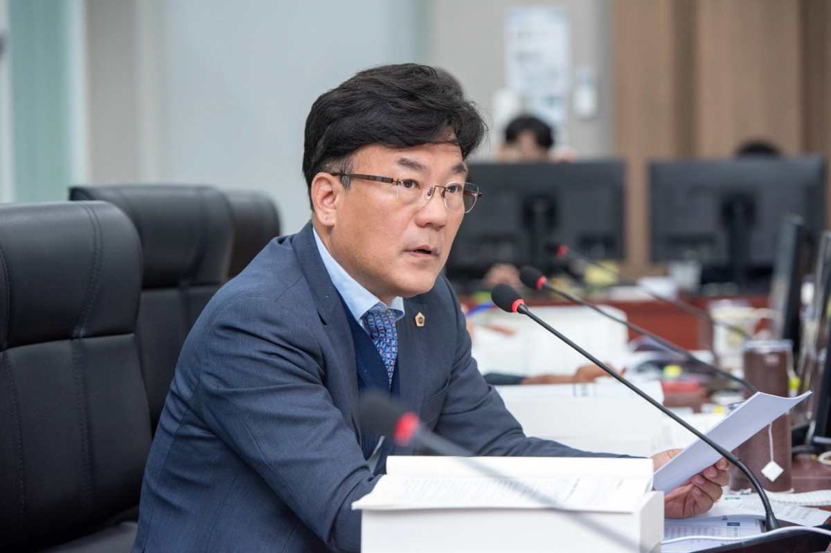 최만식 의원이 10일 열린 2025년도 경기도사회서비스원 행정사무감사에서 피감기관을 상대로 질의하고 있다.(사진=경기도의회)