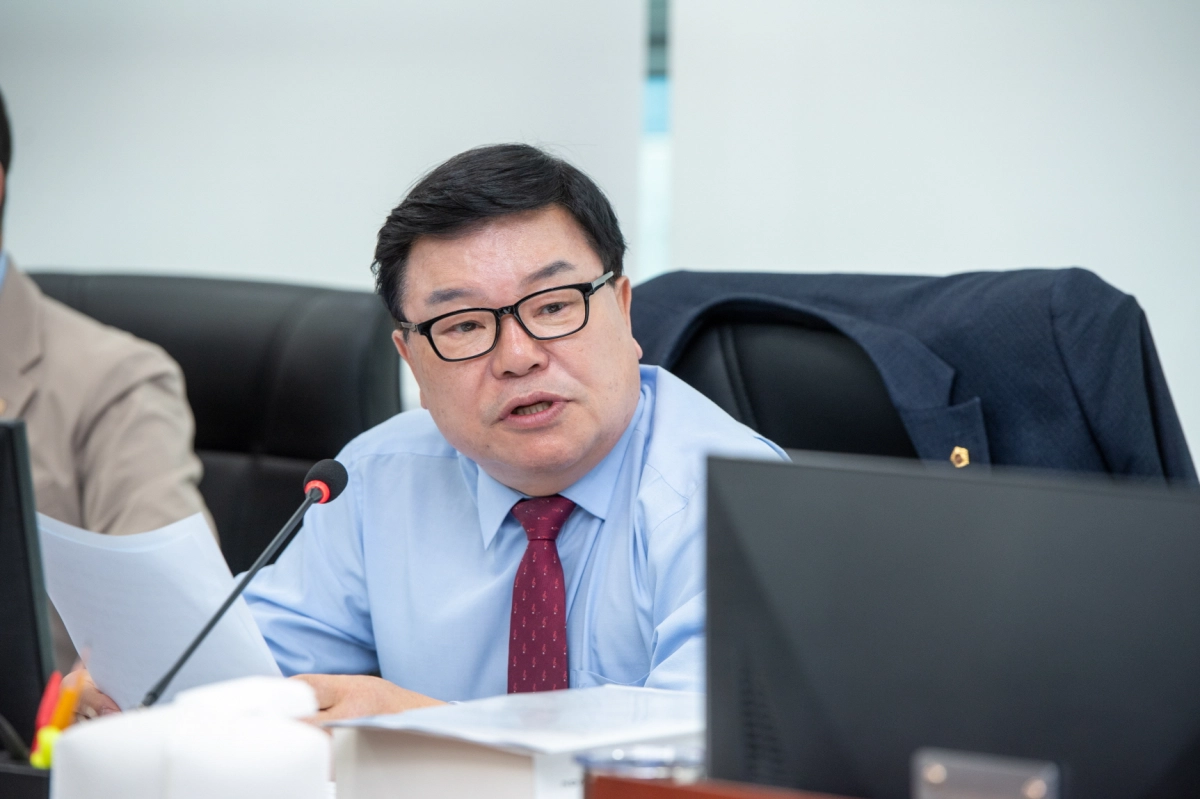 이병길 의원이 11월 10일 경기도의회 보건복지위원회 회의실에서 열린 경기도 사회서비스원에 대한 2025년도 행정사무감사에서 피감기관을 상대로 질의하고 있다.(사진=경기도의회)