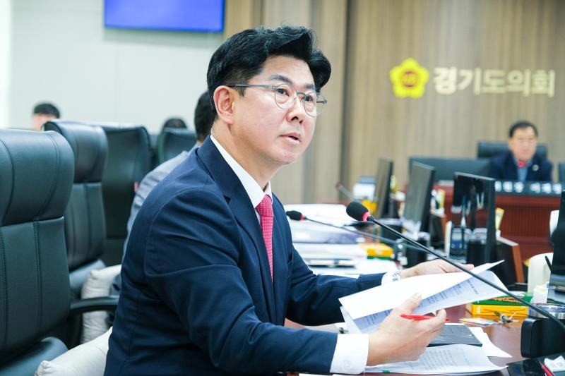 윤충식 의원이 10일 열린 행정사무감사에서 미래성장산업국을 대상으로 질의하고 있다.(사진=경기도의회)