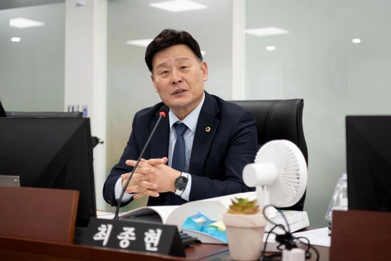 최종현 의원이 10일 열린 경기도 농수산생명과학국 대상 2025년도 행정사무감사에서 피감기관을 상대로 질의하고 있다.(사진=경기도의회)