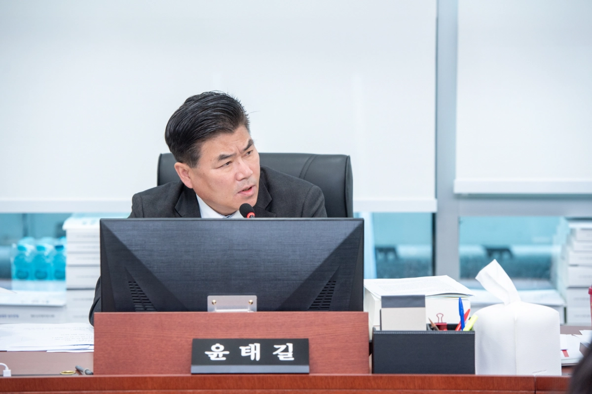 윤태길 의원이 10일 제387회 정례회 중 경기도복지재단 행정사무감사에서 피감기관을 상대로 질의하고 있다.(사진=경기도의회)