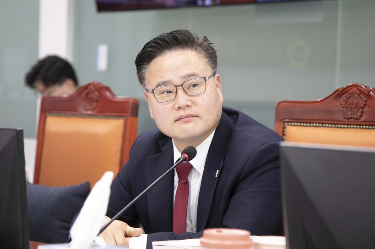 김정영 의원이 11일 열린 경기도평생교육진흥원에 대한 2025년 행정사무감사에서 피감기관을 상대로 질의하고 있다.(사진=경기도의회)
