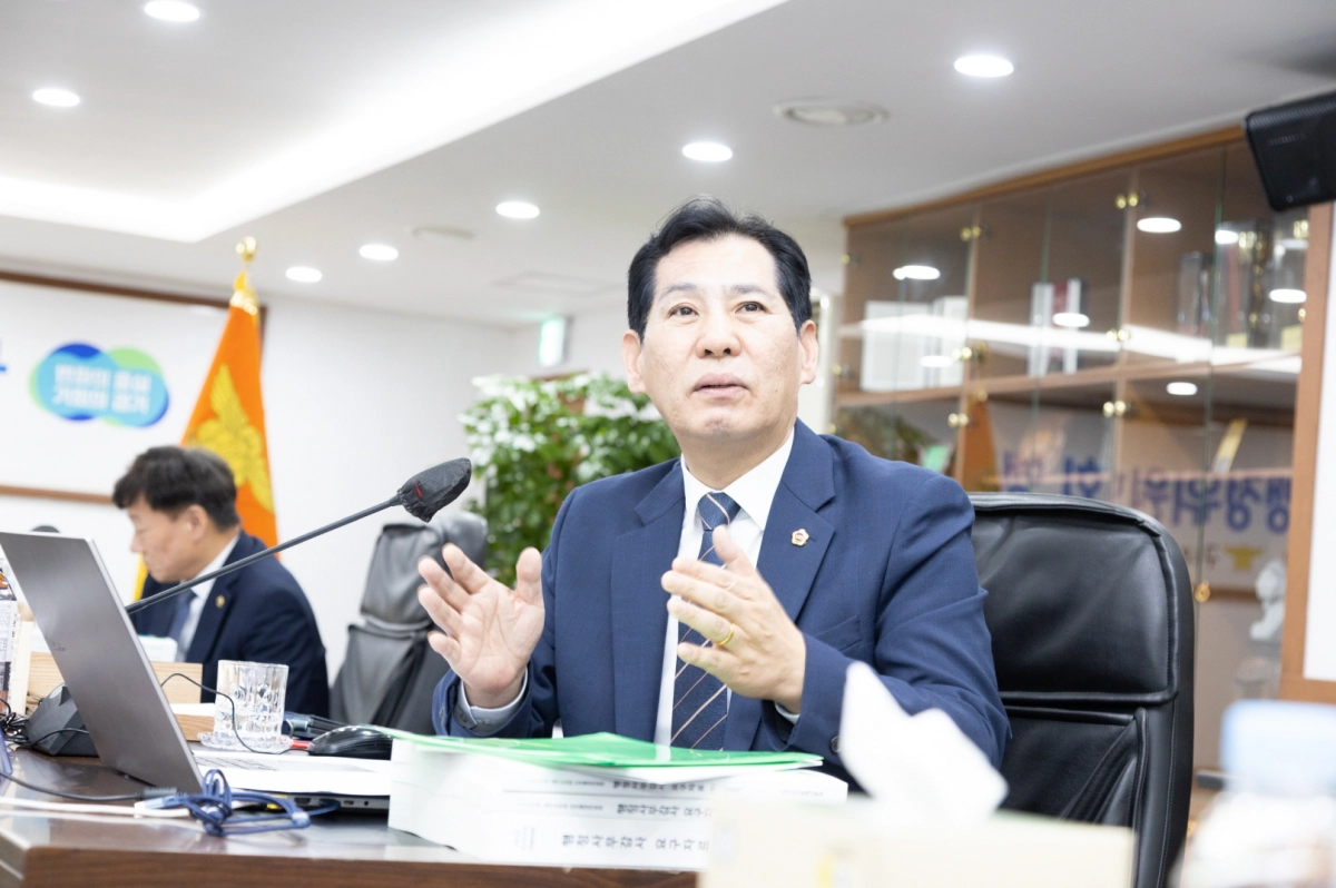 이영봉 의원이 10일 열린 2025년도 구리소방서 행정사무감사에서 피감기관을 상대로 질의하고 있다.(사진=경기도의회)