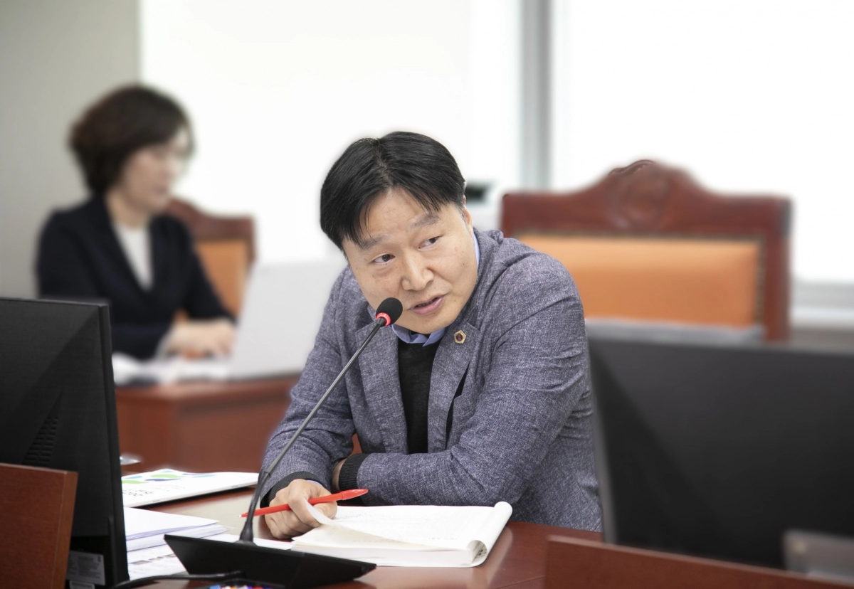김태희 의원이 10일 실시한 2025년도 행정사무감사에서 도시개발국을 대상으로 질의하고 있다.(사진=경기도의회)