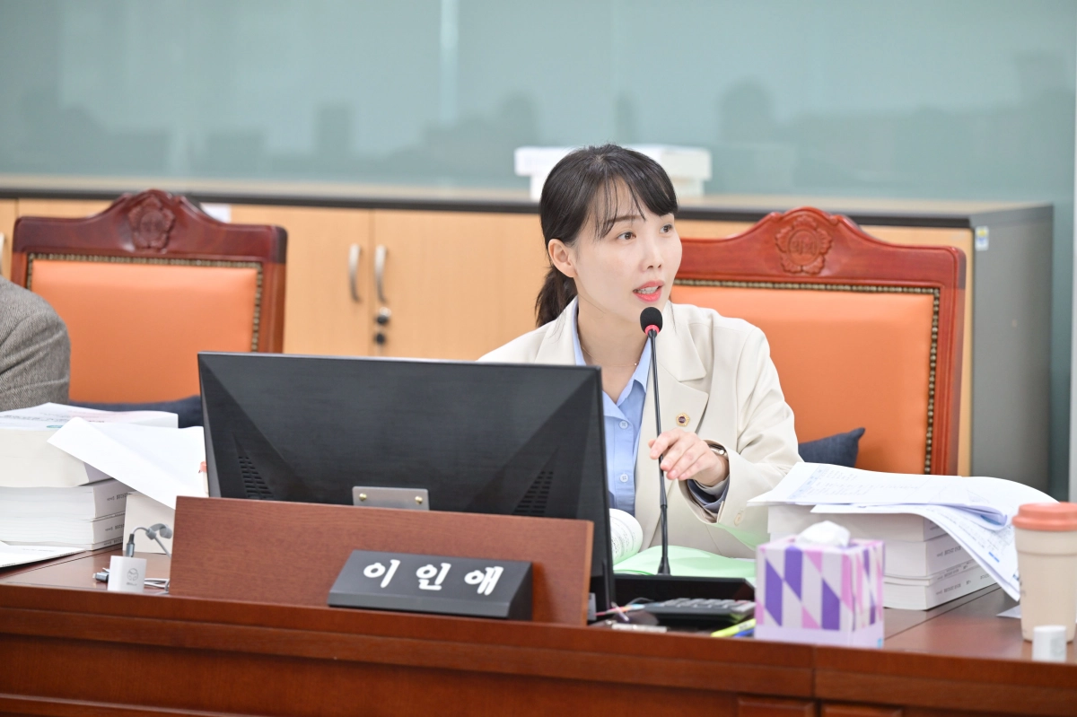 이인애 의원이 10일 열린 경기도미래세대재단에 대한 2025년 행정사무감사에서 피감기관을 상대로 질의하고 있다.(사진=경기도의회)