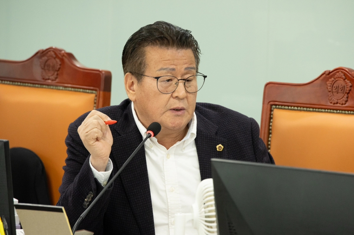 안명규 의원이 11월 10일 열린 제387회 정례회 건설교통위원회 철도항만물류국 행정사무감사에서 피감기관을 상대로 질의하고 있다.(사진=경기도의회)