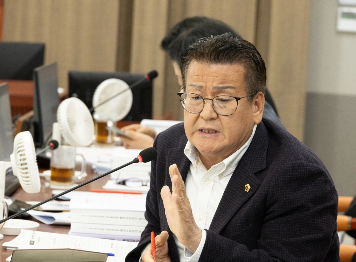 안명규 의원이 10일 열린 제387회 정례회 건설교통위원회 경기국제공항추진단 행정사무감사에서 피감기관을 상대로 질의하고 있다.(사진=경기도의회)
