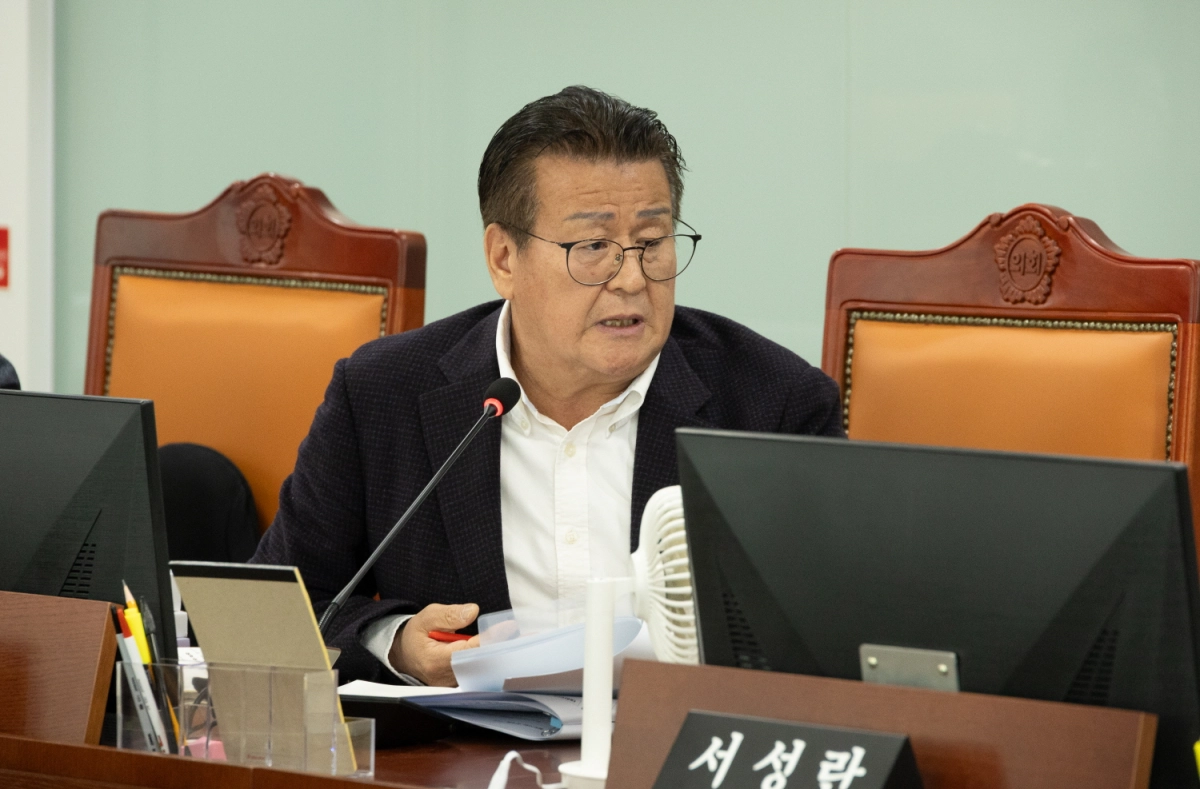 안명규 의원이 10일 열린 제387회 정례회 건설교통위원회 경기평택항만공사 행정사무감사에서 피감기관을 상대로 질의하고 있다.(사진=경기도의회)