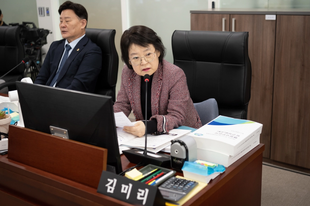 김미리 의원이 10일 열린 경기도 해양수산자원연구소 행정사무감사에서 피감기관을 상대로 질의하고 있다.(사진=경기도의회)