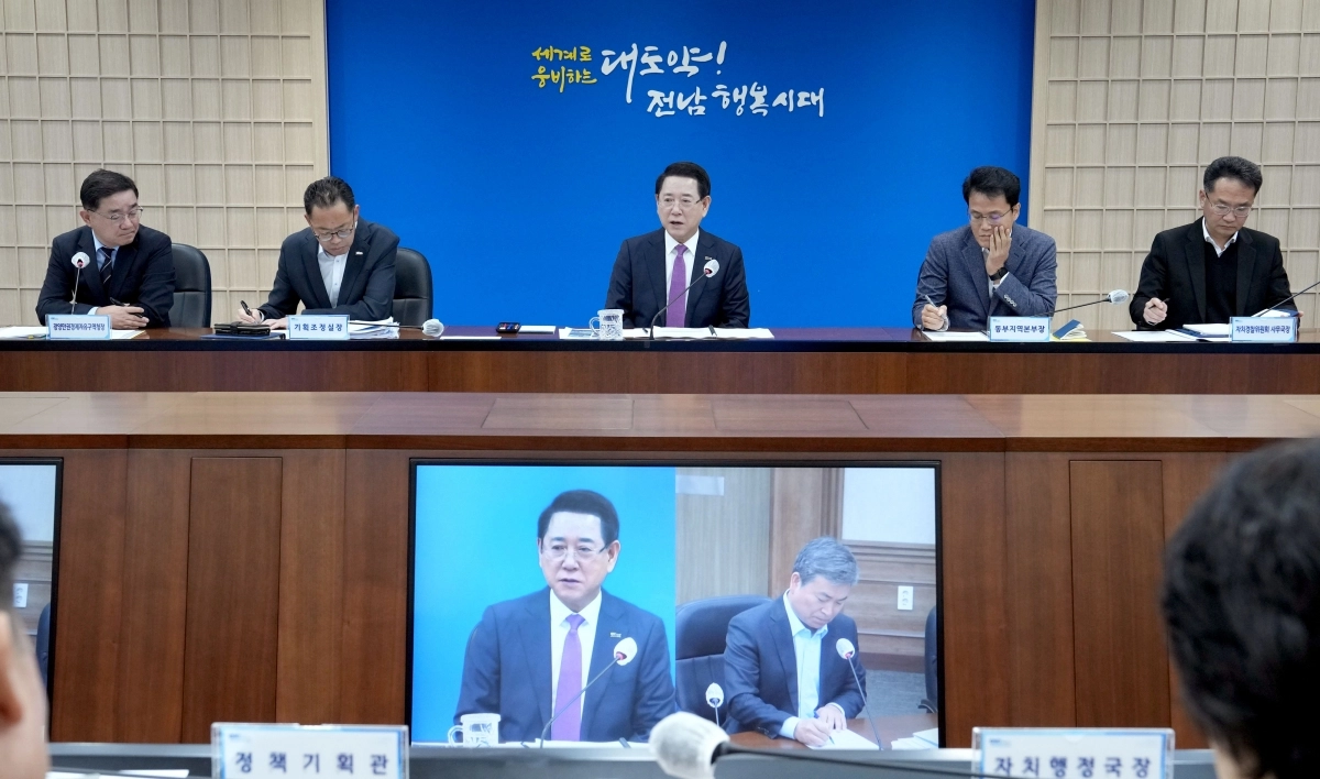 김영록 전남지사가 11일 도청 서재필실에서 실국장 정책회의를 주재하고 도정 현안에 대해 논의하고 있다.