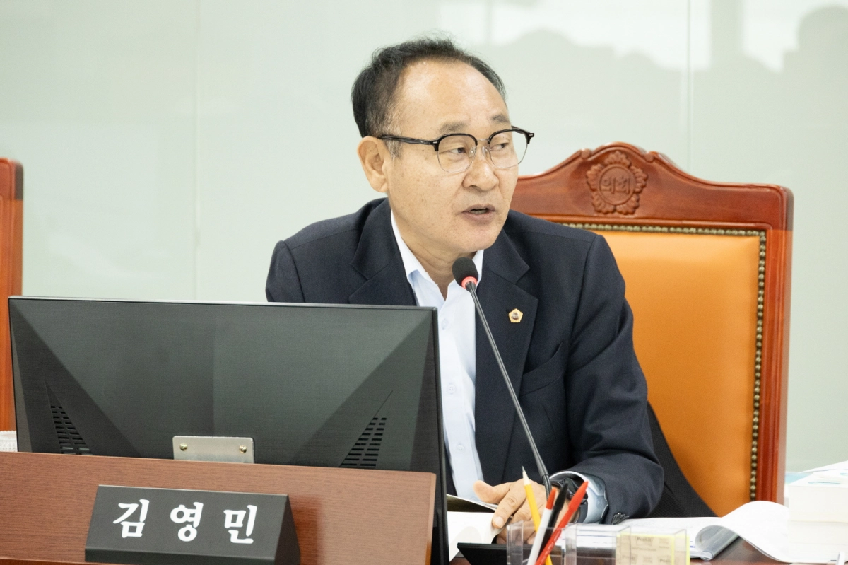 김영민 의원이 10일 열린 2025년 행정사무감사에서 피감기관을 상대로 질의하고 있다.(사진=경기도의회)