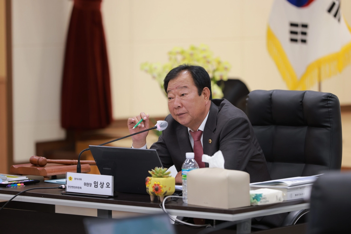 임상오 의원이 10일 실시된 2025년도 의왕소방서 행정사무감사에서 피감기관을 상대로 질의하고 있다.(사진=경기도의회)