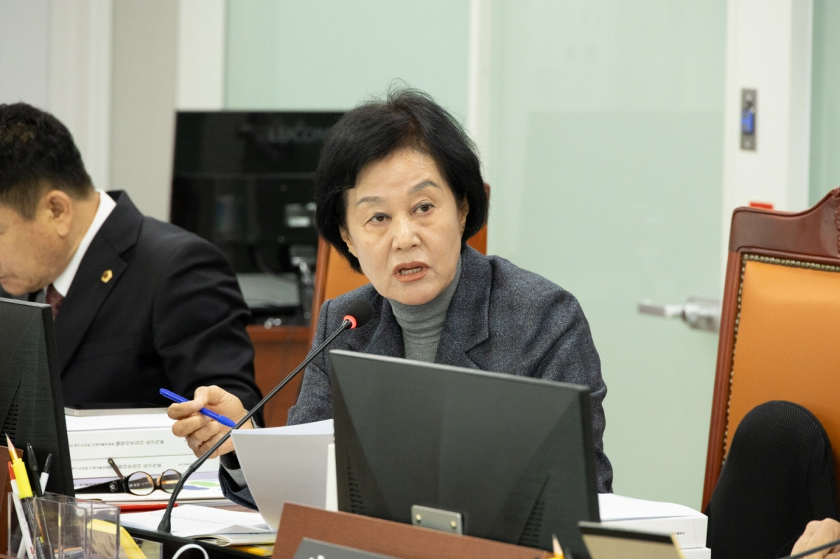 박명숙 의원이 10일 열린 2025년 행정사무감사에서 피감기관을 상대로 질의하고 있다.(사진=경기도의회)