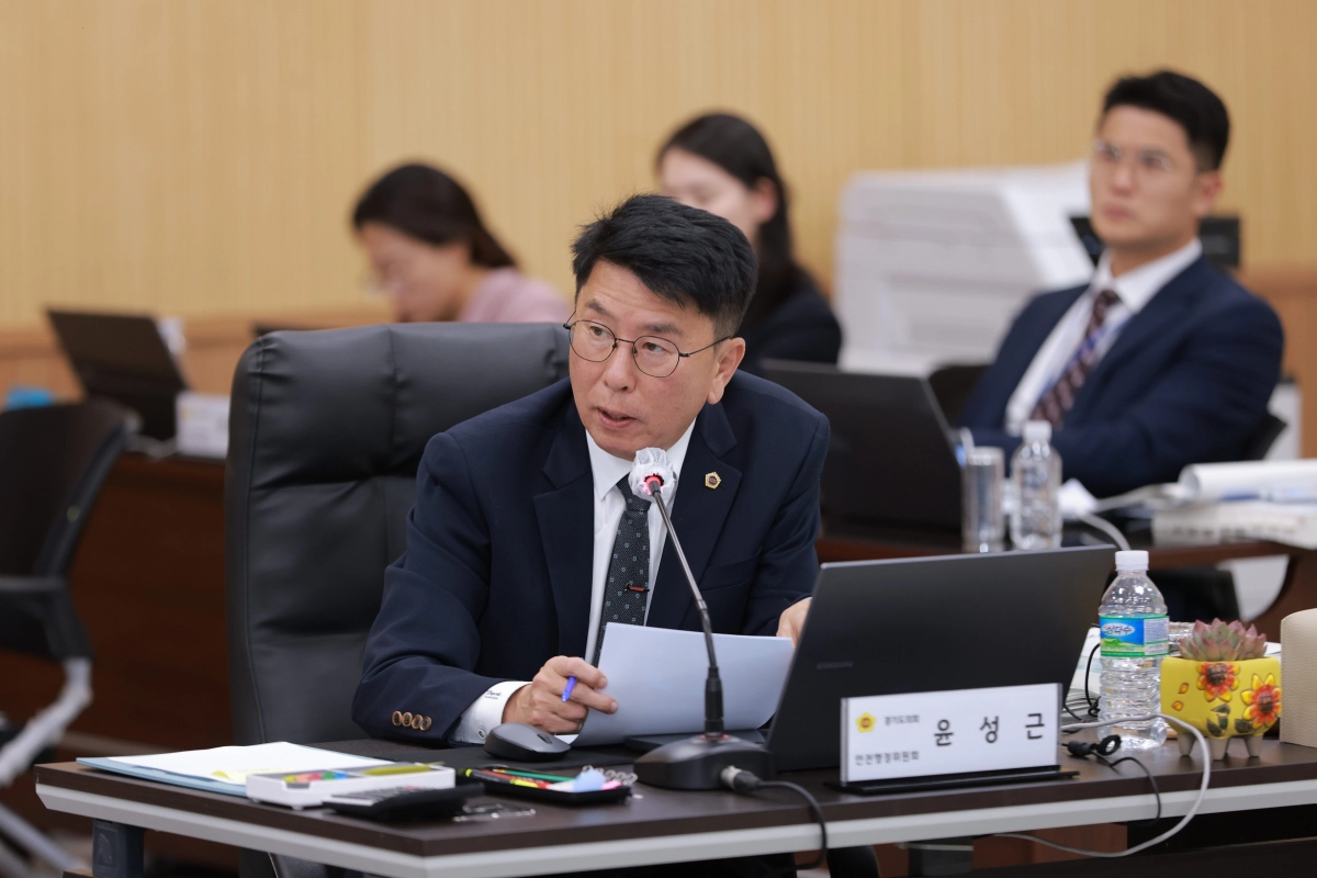 윤성근 의원이 10일 실시된 2025년도 의왕소방서 행정사무감사에서 피감기관을 상대로 질의하고 있다.(사진=경기도의회)