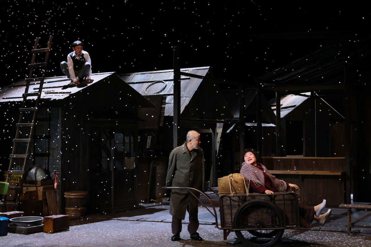 2025년 10월 일본 신국립극장에서 공연한 ‘야끼니꾸 드래곤’의 한 장면.  예술의전당 제공·ⓒ미야가와 마이코