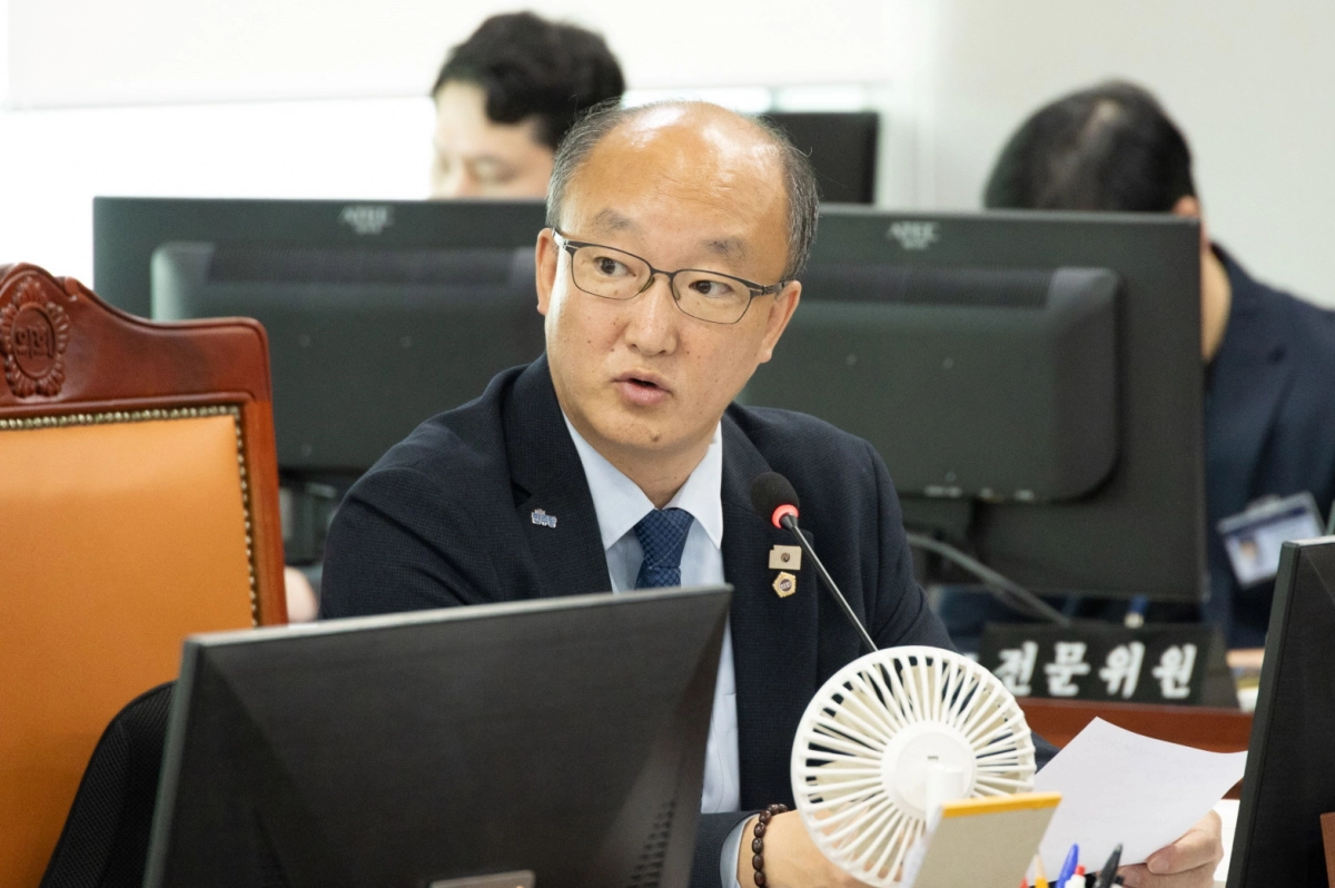 김동영 의원이 10일 경기도 철도항만물류국 소관 업무에 대한 2025년 행정사무감사에서 피감기관을 상대로 질의하고 있다.(사진=경기도의회)