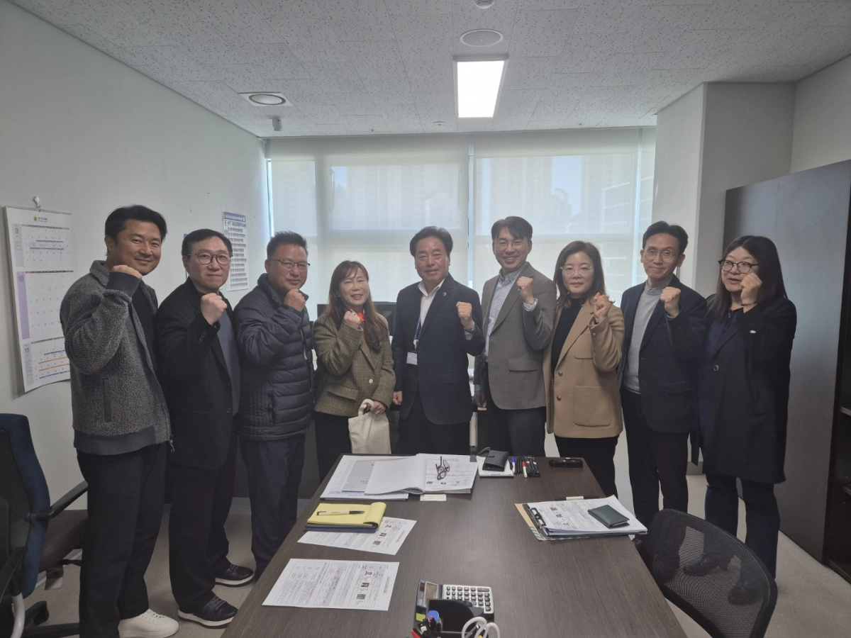 김동규 의원이 10일 의원실에서 간담회를 열고 경기도장애인직업재활시설협회(회장 임효순) 관계자 및 안산 지역 직업재활시설 시설장들과 기념촬영을 하고 있다.(사진=경기도의회)