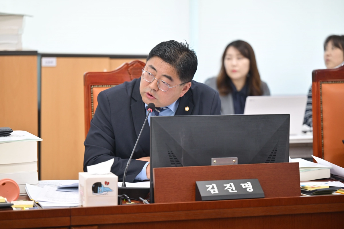 김진명 의원이 10일 여성가족평생교육위원회 소관 경기도평생교육진흥원, 경기도미래세대재단 행정사무감사에서 피감기관을 상대로 질의하고 있다.(사진=경기도의회)