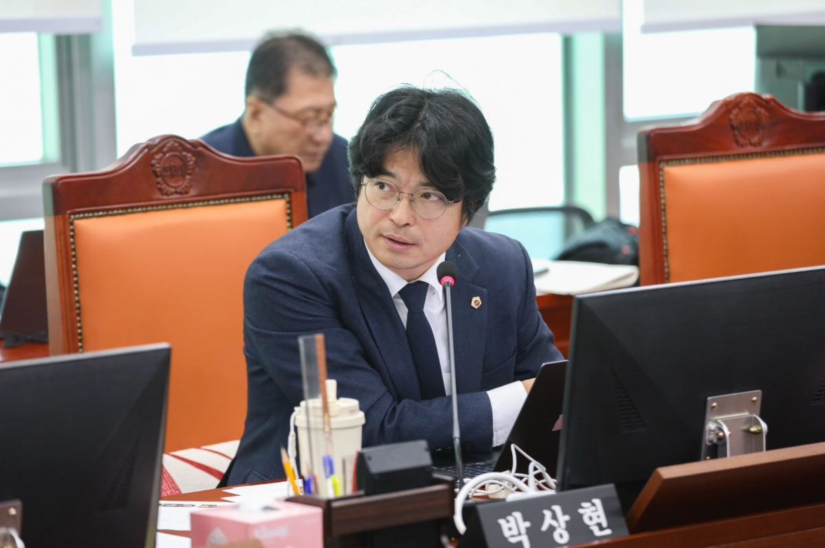 박상현 의원이 10일 기획조정실 행정사무감사에서 피감기관을 상대로 질의하고 있다.(사진=경기도의회)