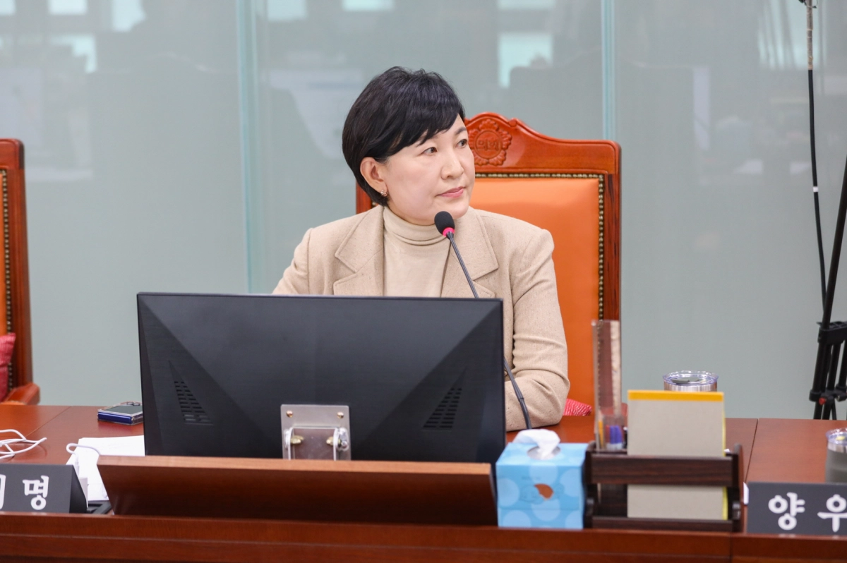 이채명 의원이 10일 기획조정실 행정사무감사에서 피감기관을 상대로 질의하고 있다.(사진=경기도의회)