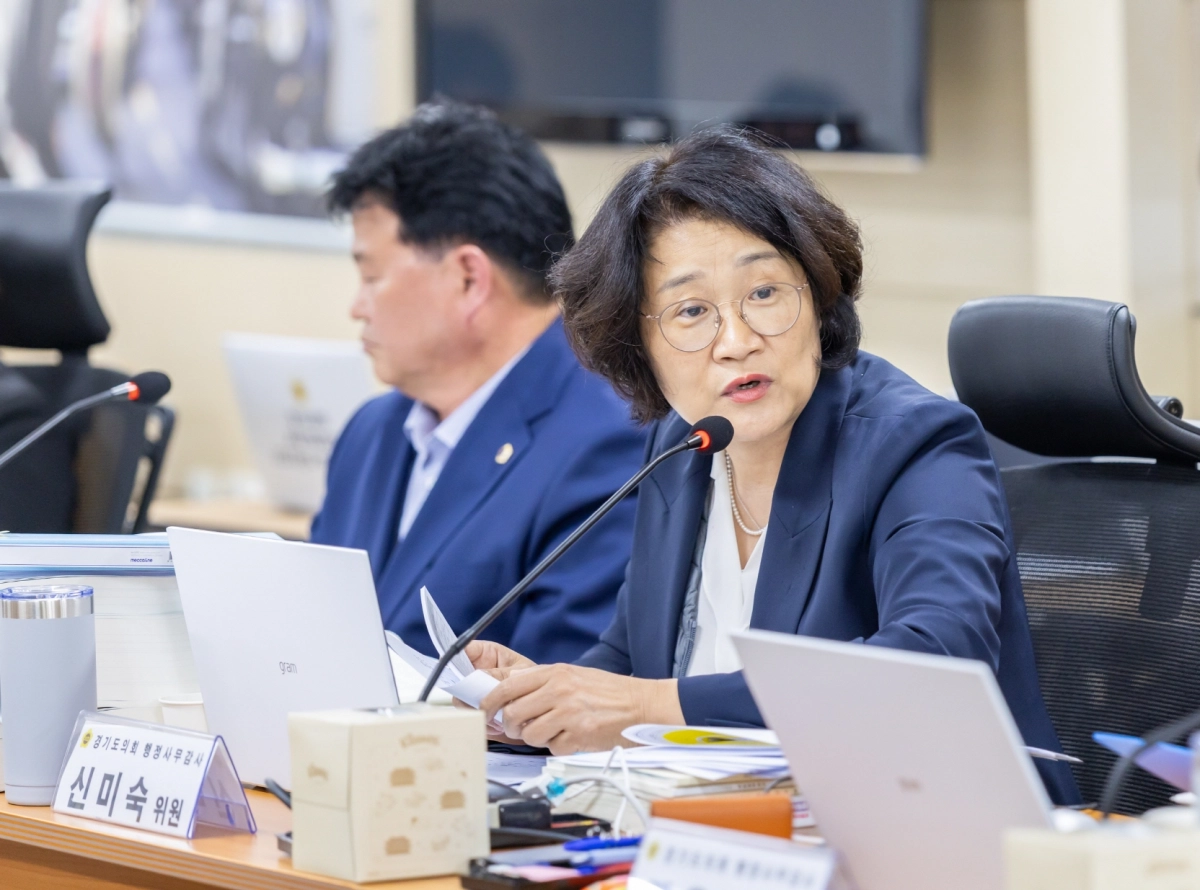 신미숙 의원이 7일 수원·평택·안성교육지원청을 대상으로 한 ‘2025년도 행정사무감사’에서 피감기관을 상대로 질의하고 있다.(사진=경기도의회)