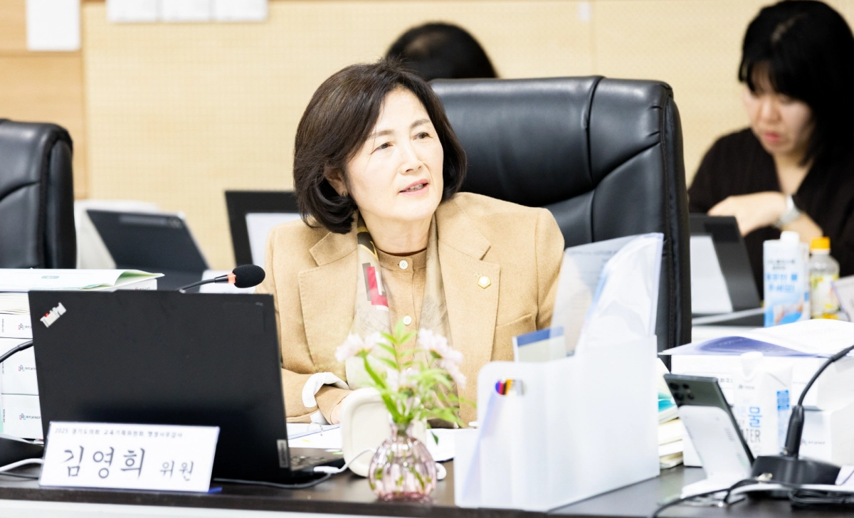 김영희 의원이 10일 구리남양주·동두천양주·고양·연천교육지원청을 대상으로 열린 행정사무감사에서 피감기관을 상대로 질의하고 있다.(사진=경기도의회)