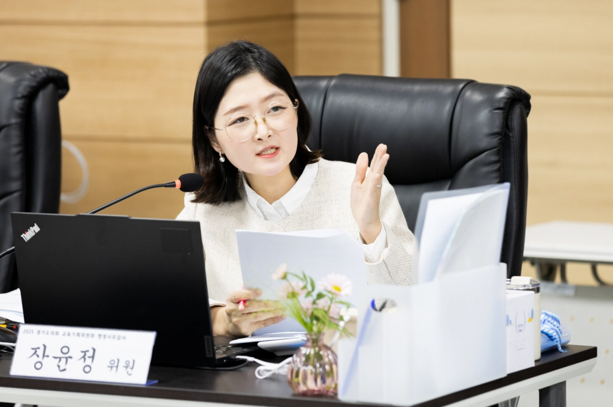 장윤정 의원이 10일 구리남양주·동두천양주·고양·연천교육지원청을 대상으로 한 행정사무감사에서 피감기관을 상대로 질의하고 있다.(사진=경기도의회)