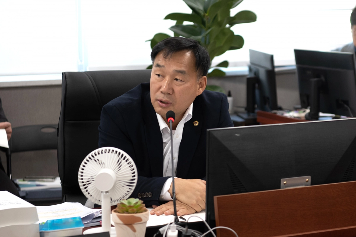 윤종영 의원이 10일 경기도의회 농정해양위원회 회의실에서 열린 경기도 농수산생명과학국 행정사무감사에서 피감기관을 상대로 질의하고 있다.(사진=경기도의회)