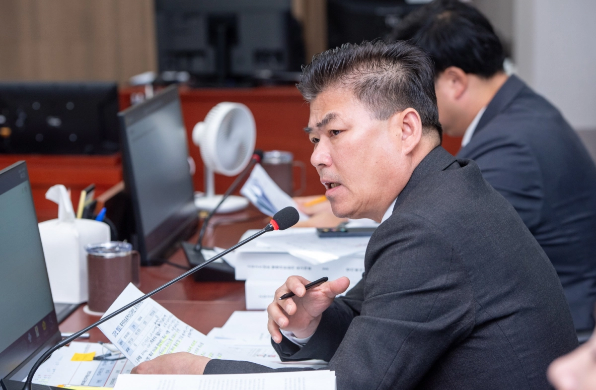 윤태길 의원이 10일 제387회 정례회 중 경기도사회서비스원 행정사무감사에서 피감기관을 상대로 질의하고 있다.(사진=경기도의회)