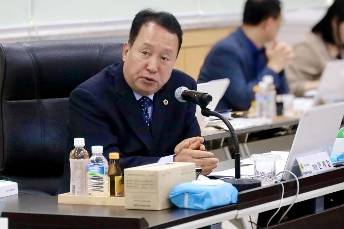 안계일 의원이 11일 열린 2025년 행정사무감사에서 피감기관을 상대로 질의하고 있다.(사진=경기도의회)